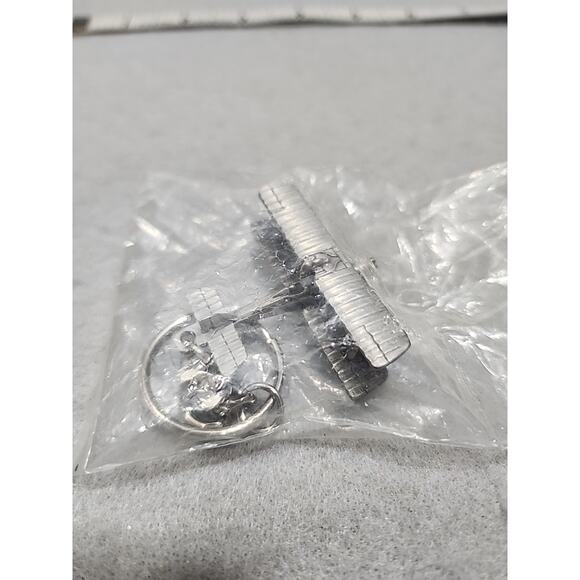 Chevron Bi-Plane Pewter Aviation Key Chain Silver Tone Advertisement Promo NIP - Picture 7 of 7